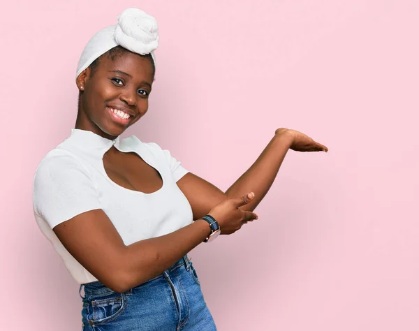 Jonge Afrikaanse Vrouw Met Tulband Met Haartulband Geïsoleerde Achtergrond Die — Stockfoto