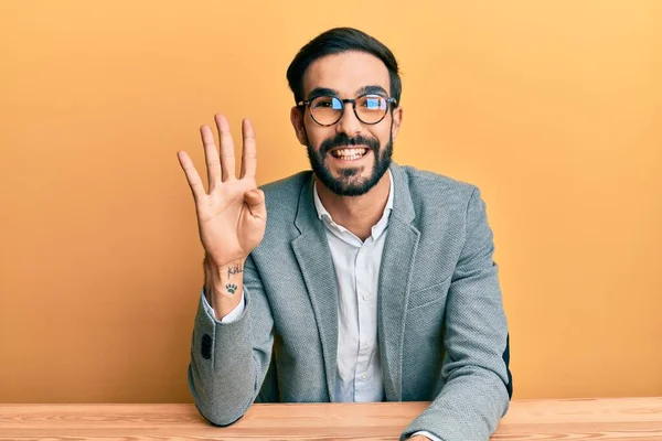 Joven Hispano Trabajando Oficina Mostrando Señalando Con Los Dedos Número — Foto de Stock