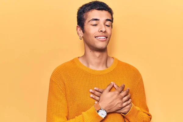 Jovem Afro Americano Vestindo Roupas Casuais Sorrindo Com Mãos Peito — Fotografia de Stock