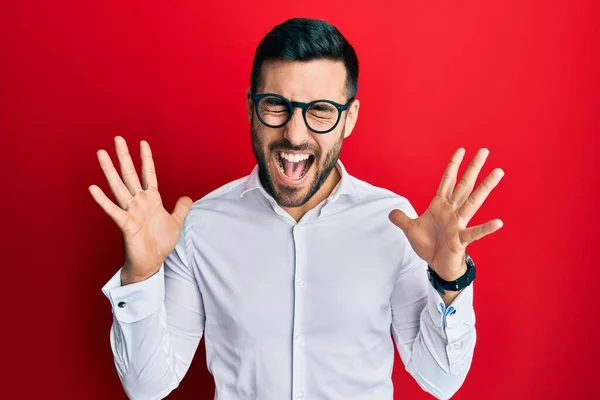 Jovem Empresário Hispânico Vestindo Camisa Óculos Comemorando Louco Louco Para — Fotografia de Stock