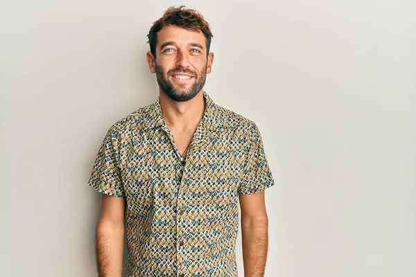 Pohledný Muž Vousy Neformální Módní Košili Šťastným Chladným Úsměvem Tváři — Stock fotografie
