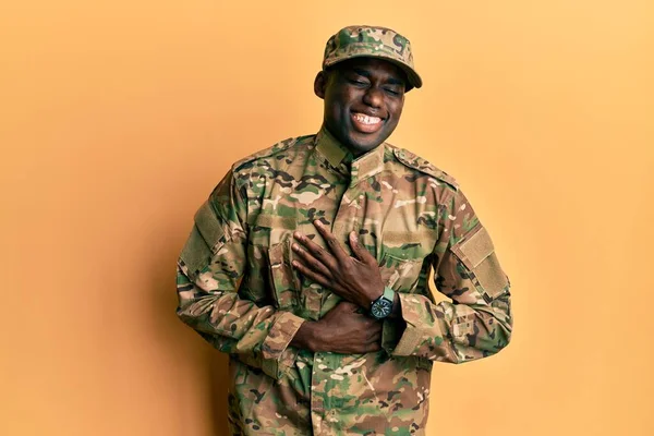 Jovem Afro Americano Vestindo Uniforme Exército Sorrindo Rindo Forte Voz — Fotografia de Stock