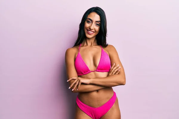 Mooie Latijns Amerikaanse Vrouw Bikini Vrolijk Gezicht Lachend Met Gekruiste — Stockfoto