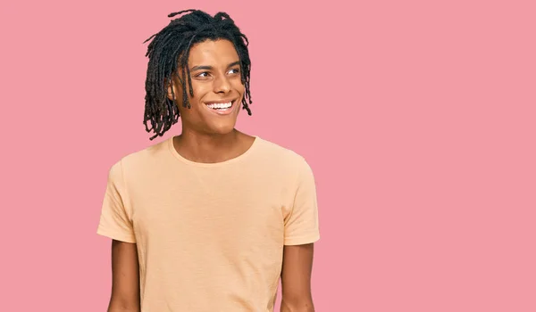 Genç Afro Amerikan Bir Adam Günlük Kıyafetler Giyip Yüzünde Gülümseme — Stok fotoğraf