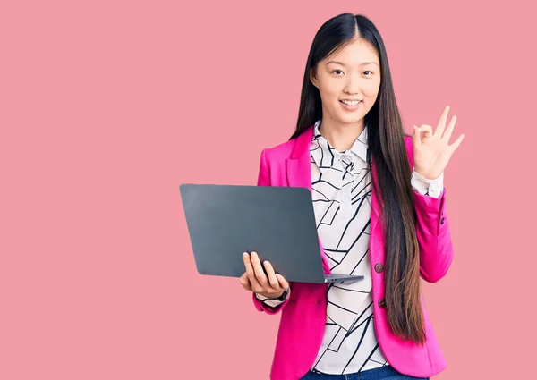 Joven Hermosa Mujer China Usando Ordenador Portátil Haciendo Signo Con —  Fotos de Stock