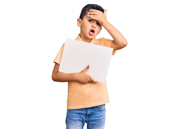 Pequeño Niño Lindo Sosteniendo Pancarta Cartón Con Espacio Blanco Estresado — Foto de Stock