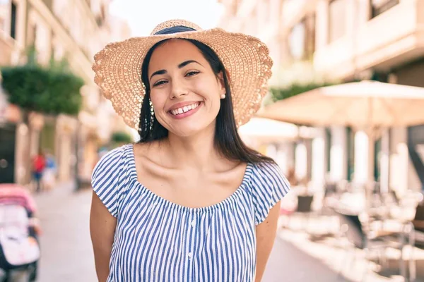 Joven Chica Latina Turista Vacaciones Sonriendo Feliz Ciudad —  Fotos de Stock