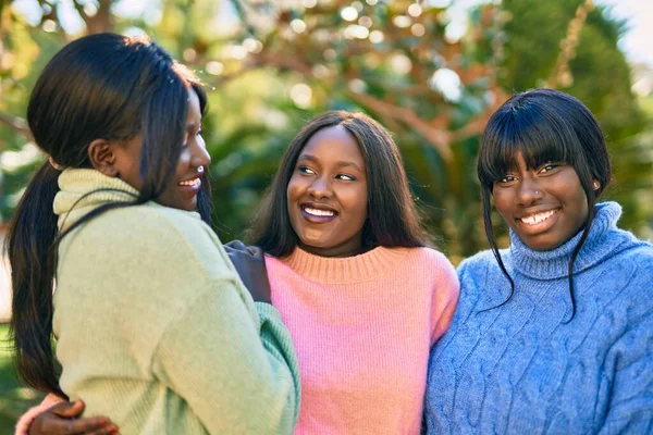 Τρεις Αφροαμερικανοί Φίλοι Χαμογελούν Ευτυχισμένοι Αγκαλιασμένοι Στο Πάρκο — Φωτογραφία Αρχείου