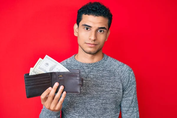 Joven Hombre Hispano Guapo Sosteniendo Cartera Con Dólares Pensando Actitud — Foto de Stock