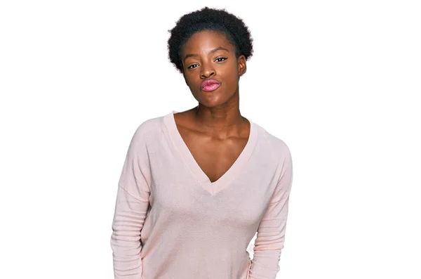 Gündelik Giysiler Giymiş Genç Afro Amerikalı Kız Canlı Yayında Öpücük — Stok fotoğraf