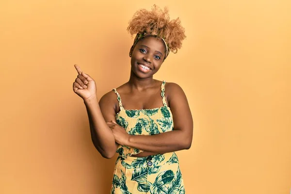 Mujer Africana Joven Con Pelo Afro Usando Vestido Verano Con — Foto de Stock