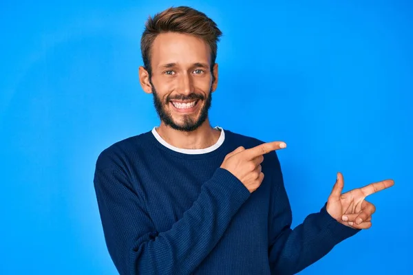 Hombre Caucásico Guapo Con Barba Vistiendo Suéter Casual Sonriendo Mirando — Foto de Stock