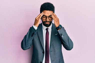 Sakallı, iş elbiseli ve kravatlı yakışıklı İspanyol bir iş adamıydı. Stres yüzünden başı ağrıyordu. migren ağrısı. 