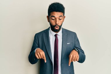 Sakallı, takım elbiseli, kravatlı, reklamını yapan, şaşırmış ve ağzı açık yakışıklı bir İspanyol. 