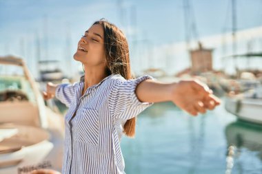 Limanda kolları açık nefes alan genç İspanyol kız..