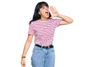 Latin asıllı genç bir kız günlük kıyafetler giyip el ele tutuşarak bağırıyor ve çığlık atıyordu. iletişim konsepti. 