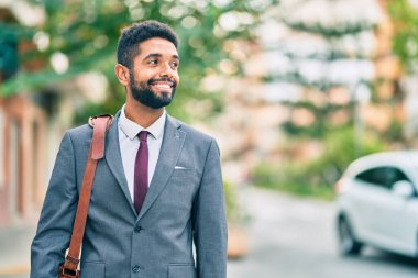Genç Afrikalı Amerikalı iş adamı şehirde mutlu mesut dikiliyor..