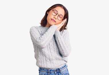 Genç, güzel, Çinli bir kız, günlük giysiler içinde uyur, yorgun düşler kurar, elleriyle poz verir ve gözleri kapalı gülümserdi.. 