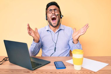 Çağrı merkezindeki operatör kulaklığı takmış genç İspanyol adam başarıya deli ve kızgınlığını kollarını kaldırarak ve gözlerini kapayarak heyecanla bağırarak kutluyor. Kazanan konsept 