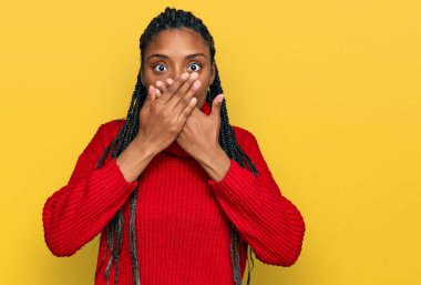 Sıradan bir kazak giyen Afrikalı Amerikalı kadın yanlışlıkla elleriyle ağzını kapatırken şok oldu. gizli kavram. 