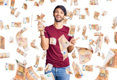 Gündelik kıyafetler giyen yakışıklı, kendine güvenen, farklı yönleri gösteren, kendine güvenen bir İspanyol. reklam için kopyalama alanı