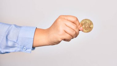 Beyaz arka planda altın Bitcoin parası taşıyan Kafkas genç bir kadın.