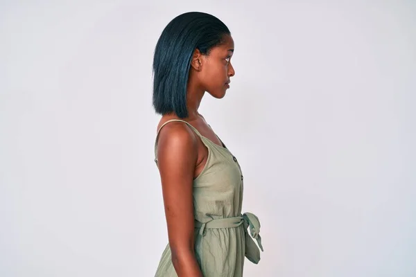 Mujer Afroamericana Joven Con Ropa Casual Mirando Hacia Lado Pose —  Fotos de Stock