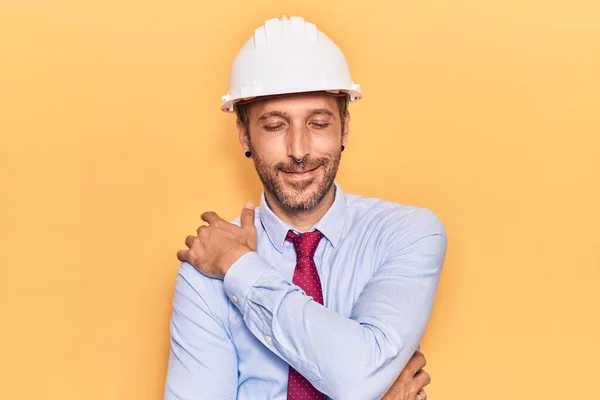 Jovem Homem Bonito Vestindo Arquiteto Hardhat Abraçando Feliz Positivo Sorrindo — Fotografia de Stock