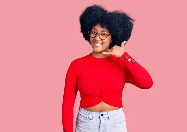 Fiatal Afro Amerikai Lány Alkalmi Ruhát Szemüveget Visel Mosolyog Telefonos — Stock Fotó