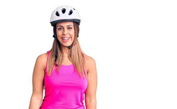 Νεαρή Όμορφη Γυναίκα Φορώντας Κράνος Ποδηλάτου Αναζητούν Θετική Και Ευτυχισμένη — Φωτογραφία Αρχείου