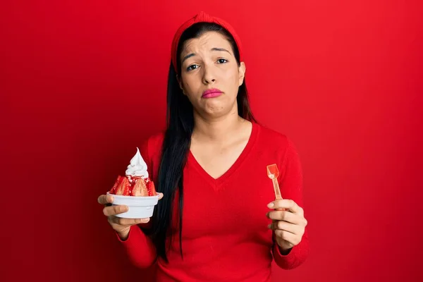 Mujer Latina Joven Sosteniendo Helado Deprimida Preocupada Por Angustia Llorando —  Fotos de Stock