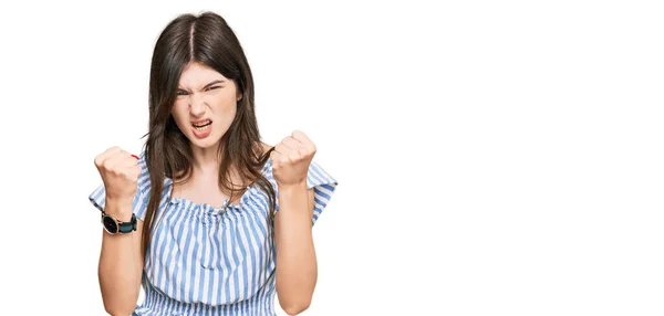 Menina Branca Bonita Nova Vestindo Roupas Casuais Com Raiva Punhos — Fotografia de Stock