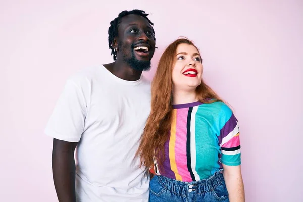 Interracial Par Bär Casual Kläder Tittar Bort Till Sidan Med — Stockfoto
