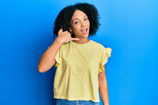 Junge Afrikanisch Amerikanische Mädchen Legerer Kleidung Lächeln Und Machen Handygesten — Stockfoto