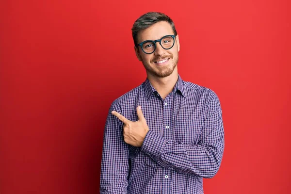 Schöner Kaukasischer Mann Mit Businesshemd Und Brille Lächelt Fröhlich Und — Stockfoto