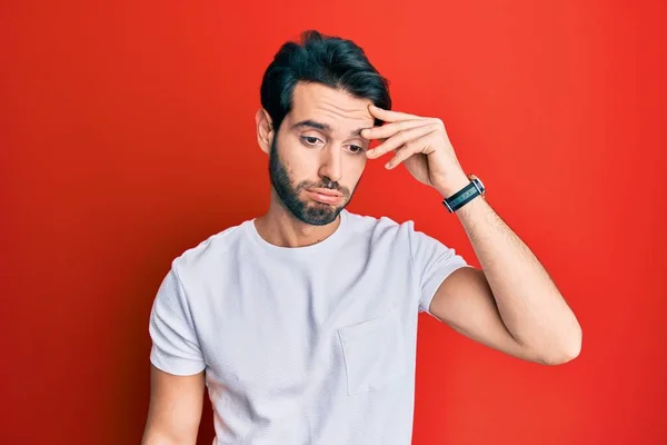 Junger Hispanischer Mann Lässigem Weißen Shirt Besorgt Und Gestresst Über — Stockfoto