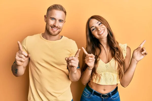 Casal Jovem Namorada Namorado Abraçando Juntos Sorrindo Confiante Apontando Com — Fotografia de Stock