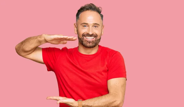 Knappe Man Van Middelbare Leeftijd Draagt Casual Rood Tshirt Gebaren — Stockfoto