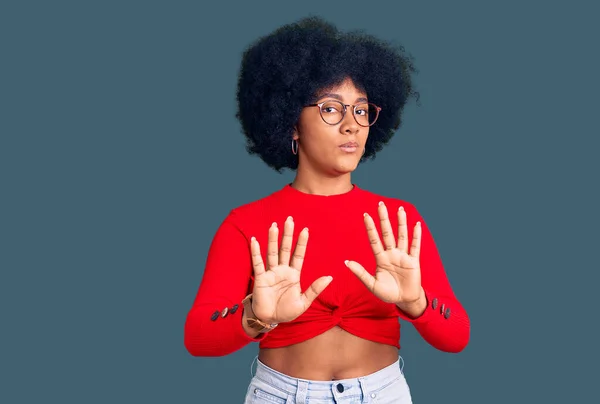 Fiatal Afro Amerikai Lány Alkalmi Ruhákat Szemüveget Visel Távolodik Tenyerétől — Stock Fotó