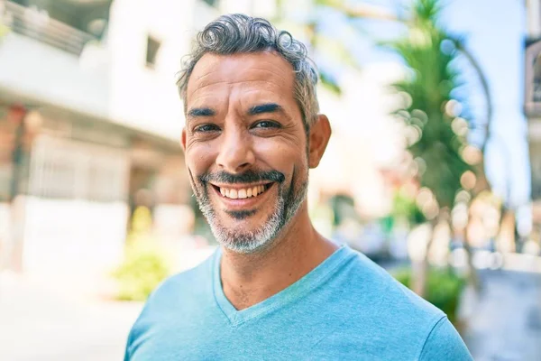 Hombre Pelo Gris Mediana Edad Sonriendo Feliz Caminando Calle Ciudad —  Fotos de Stock