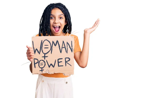 Menina Afro Americana Bonito Segurando Bandeira Poder Mulher Celebrando Vitória — Fotografia de Stock