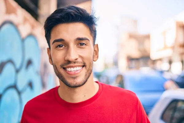 Joven Latino Sonriendo Feliz Caminando Por Ciudad — Foto de Stock