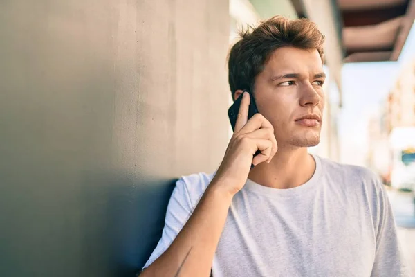 Joven Hombre Caucásico Con Expresión Seria Hablando Smartphone Ciudad — Foto de Stock