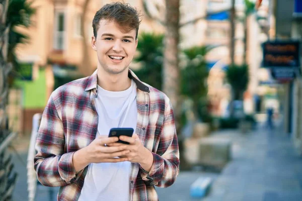 Jonge Kaukasische Man Lacht Gelukkig Met Behulp Van Smartphone Stad — Stockfoto