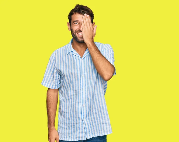 Jovem Bonito Com Barba Vestindo Camisa Fresca Casual Cobrindo Olho — Fotografia de Stock