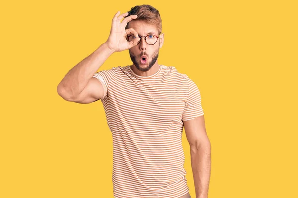 Joven Hombre Caucásico Con Ropa Casual Gafas Haciendo Gesto Impactado —  Fotos de Stock