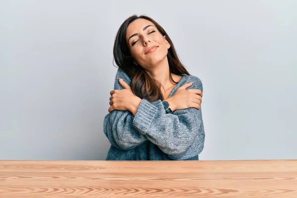 Junge Brünette Frau Lässigem Pullover Sitzt Auf Dem Tisch Und — Stockfoto