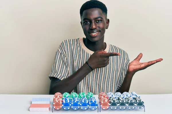 Junger Afrikanisch Amerikanischer Mann Sitzt Tisch Mit Pokerchips Und Karten — Stockfoto