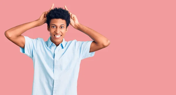 Jovem Afro Americano Vestindo Roupas Casuais Posando Engraçado Louco Com — Fotografia de Stock