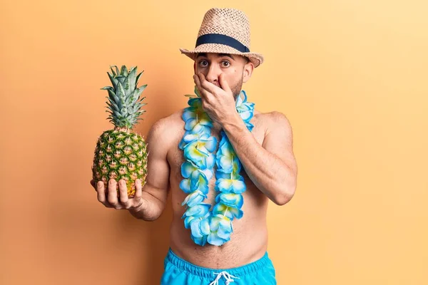 Jovem Careca Bonito Vestindo Roupa Banho Hawaiian Lei Segurando Abacaxi — Fotografia de Stock